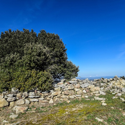 Wall structures of the fortified village (photoIvo Piras)
