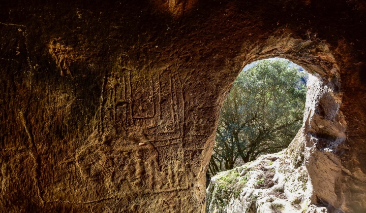 Tomba IX con incisioni