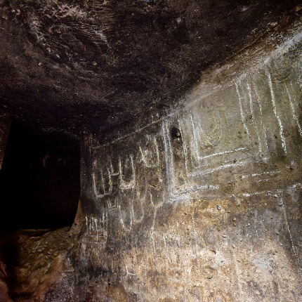 Tomb VIII, detail of the petroglyphs, you can see the inverted ones with three cusps and candelabra (photoIvo Piras)