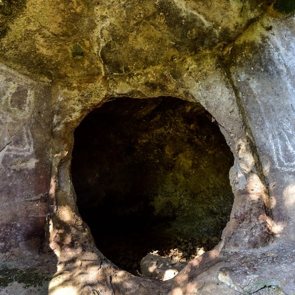 Engravings present at the entrance of the hypogeum (photoIvo Piras)