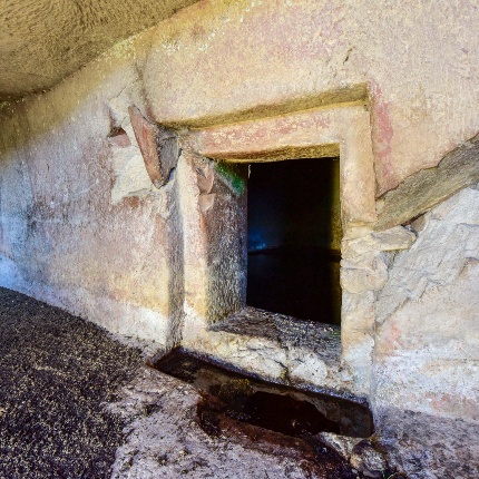 Tomb XVI with carved portal and red ochre painting (photoIvo Piras)
