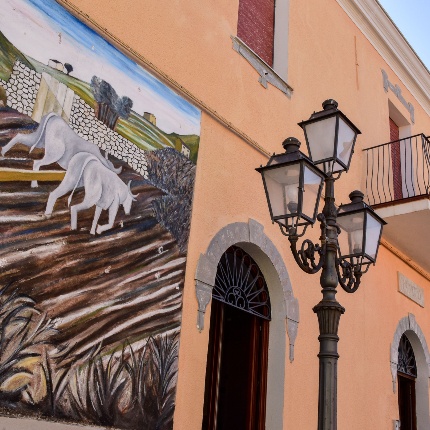 Facade of the town hall with murals (photoIvo Piras)