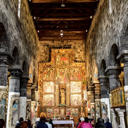 Central nave with the altarpiece (photoIvo Piras)