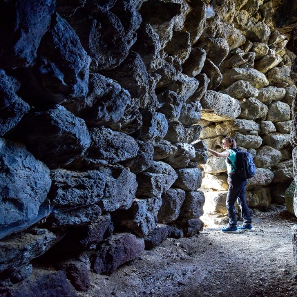 Window and staircase corridor on the first floor (photoIvo Piras)