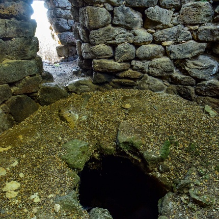 Hole in the floor that allows you to observe the ground floor cell filled with collapses. (photoIvo Piras)