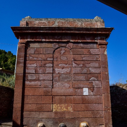 View of the fountain with the three pouring lions (photoIvo Piras)