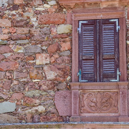 Particolare architettonico in trachite rossa (foto Ivo Piras)