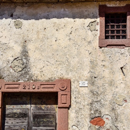 Particolare architettonico in trachite rossa (foto Ivo Piras)