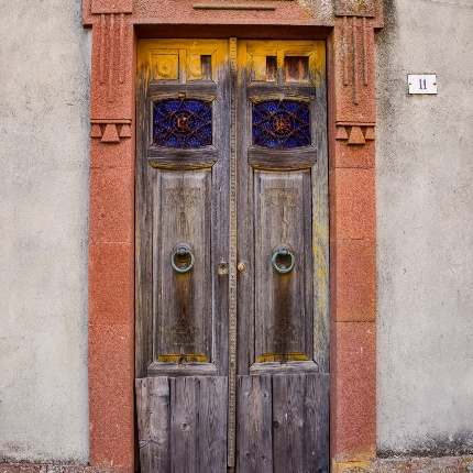 Banari, particolare in trachite rossa di un edificio del centro storico - Via Mannu (foto Ivo Piras)