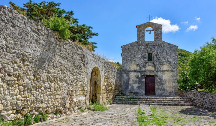 Facciata della fabbrica romanica
