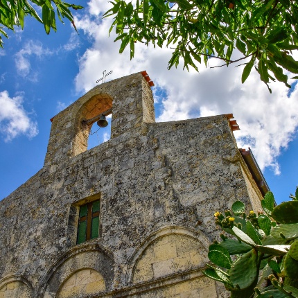 Facade with bell gable with semicircular light (photoIvo Piras)
