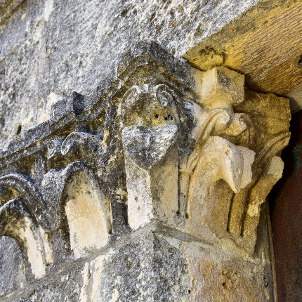Left capital with phytomorphic decoration on which the lintel rests (photoIvo Piras)