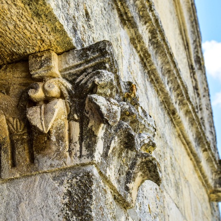Right capital with phytomorphic decoration on which the lintel rests (photoIvo Piras)