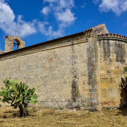 Side view with the smooth apse (photoIvo Piras)