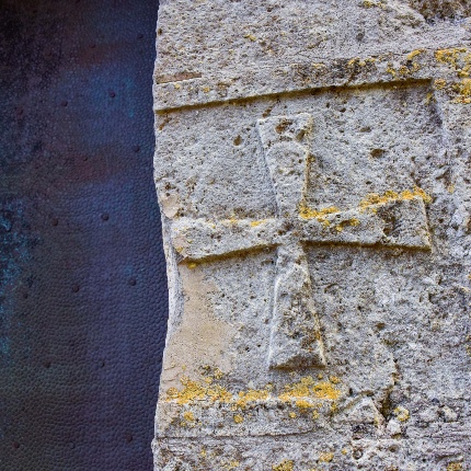 Cross engraved on the right jamb of the Holy Door (photoIvo Piras)