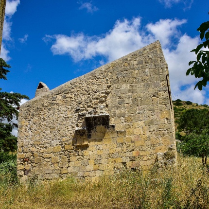 Monastic building with arch stump set on a shelf (photoIvo Piras)