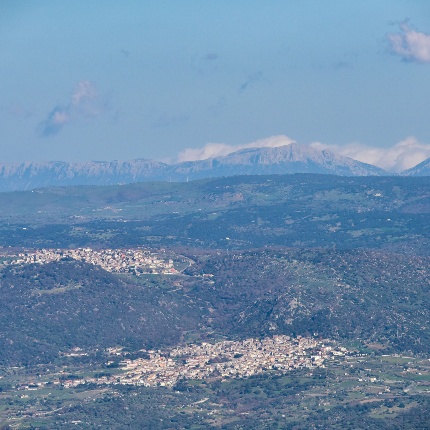 Veduta panoramica del centro abitato e sopra il paese di Nule (foto Ivo Piras)