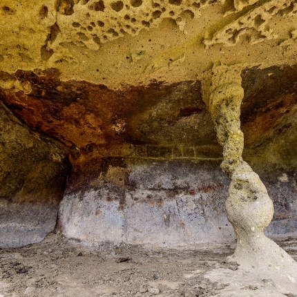 Pilastro residuo e parete scolpita con falsa porta e doppie corna nella tomba III (foto Ivo Piras)