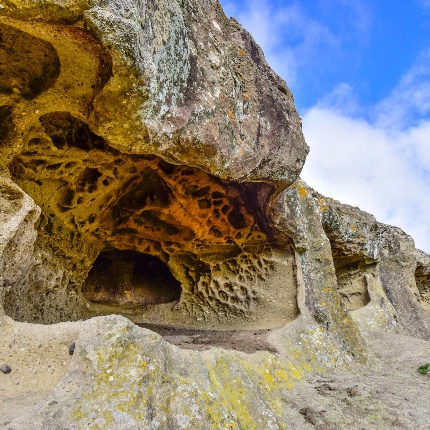 Il costone trachitico dove è scavata la necropoli (foto Ivo Piras)