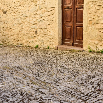 Selciato in una via del centro storico (foto Ivo Piras)