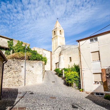 Scorcio del centro storico con i murales e la chiesa parrocchiale (foto Angelo Marras)
