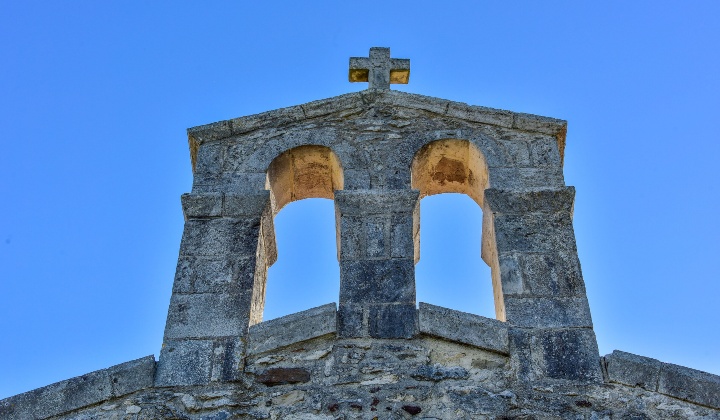 Campanile a vela con due monofore