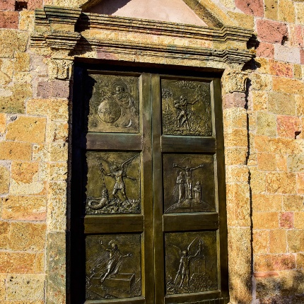 The portal with slender columns and the bronze door (photoIvo Piras)