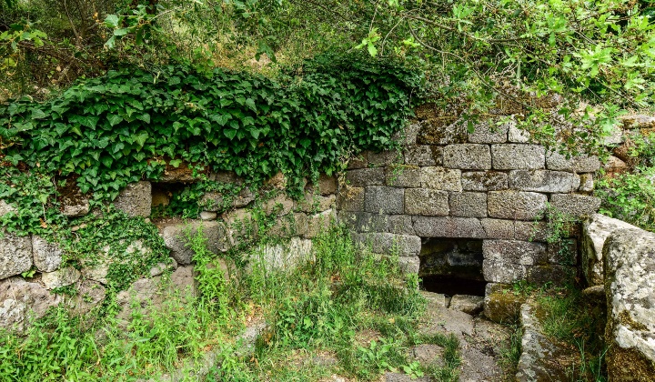 Atrio lastricato con sedili alle pareti e una nicchia