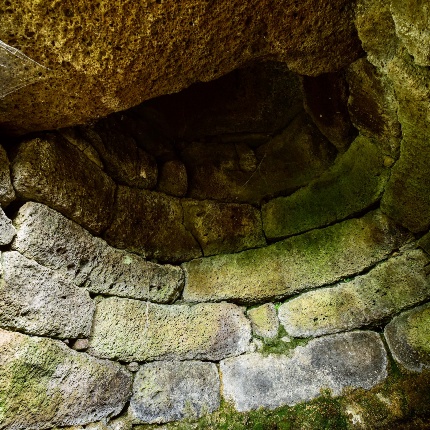 Vault made of basalt blocks with a tholos cover closed by a horizontal slab (photoIvo Piras)