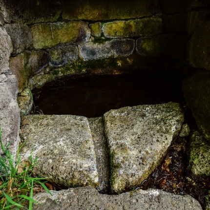 Detail on the drainage channel engraved on the threshold (photoIvo Piras)