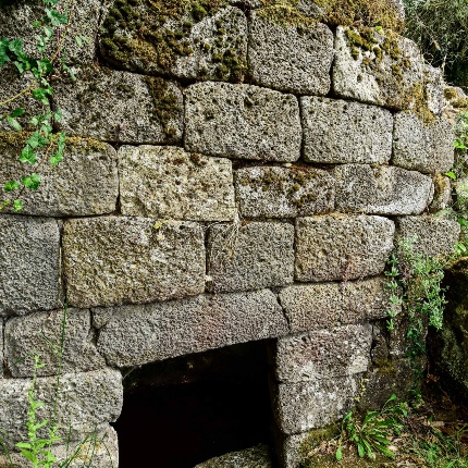 Masonry made up of regular rows of meticulously squared basalt ashlars. (photoIvo Piras)