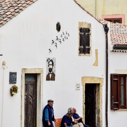 Anziani nel centro storico (foto Ivo Piras)