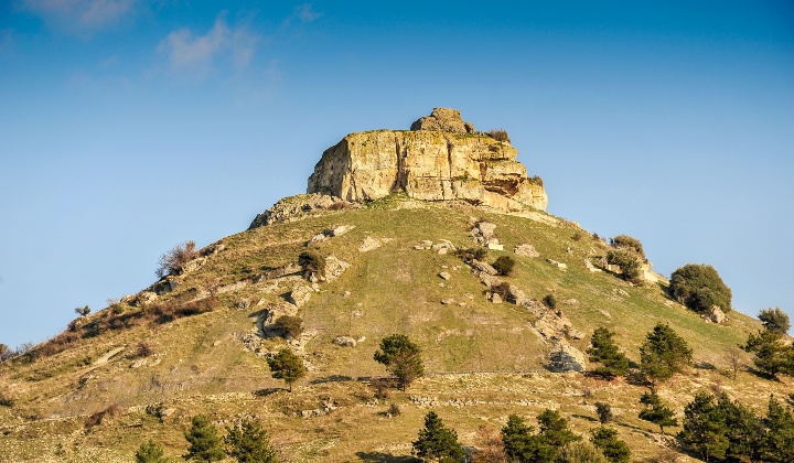 Caratteristica rupe sopra il villaggio, dove si trovano i resti del castello medioevale