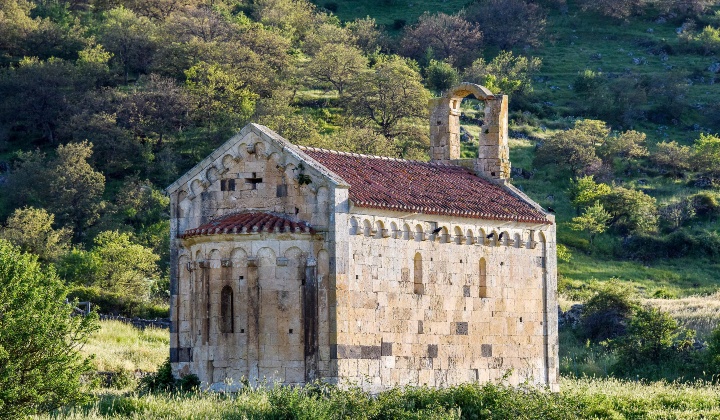 Veduta panoramica della fabbrica romanica