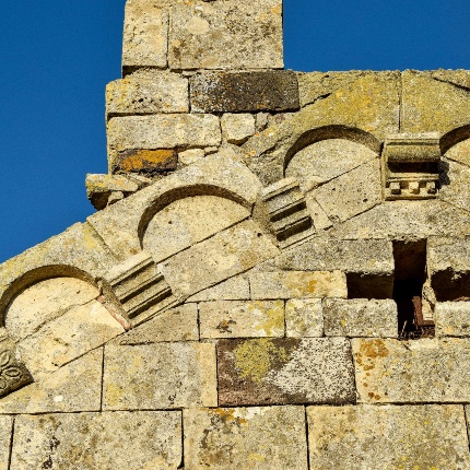 Detail of the pediment with cruciform light illuminating the hall. (photoIvo Piras)