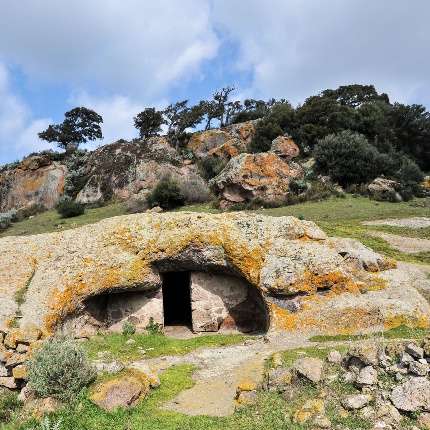Tomb with reworked entrance (photoIvo Piras)
