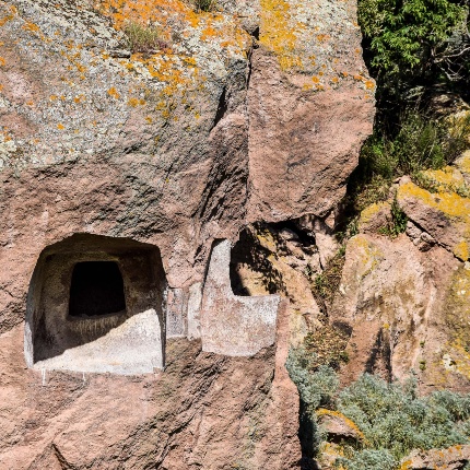 The hypogeum X partially destroyed by a collapse of the rock face. (photoIvo Piras)