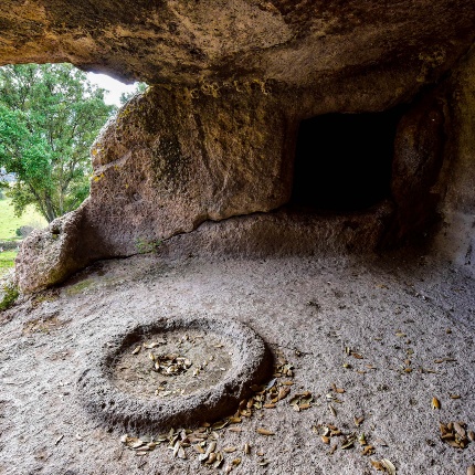 Tomb XIII, ritual hearth (photoIvo Piras)
