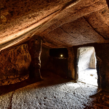 Tomb VIII, interior with pillar and double pitched roof (photoIvo Piras)
