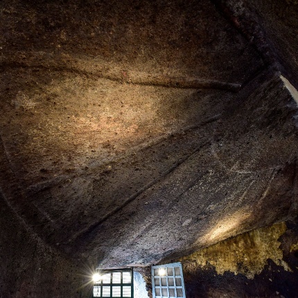 Tomb of the Chief, semicircular antechamber whose ceiling reproduces the radial beams of a semi-conical roof. (photoIvo Piras)