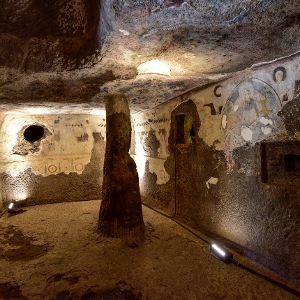 Tomb of the Capo, a rectangular room with two columns and on the walls frescoes of Christian subject matter. (photoIvo Piras)