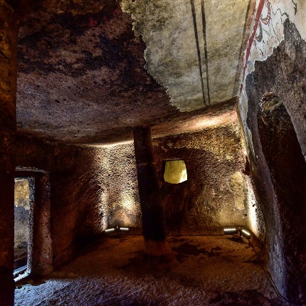 Tomb of the Chief, the large hall with frescoed walls and double pillar (photoIvo Piras)