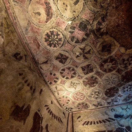 Tomb of the Chief, frescoed ceiling and walls (photoIvo Piras)
