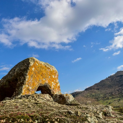 On the edge of the cliff stands a singular perforated rock named Toro. (photoIvo Piras)
