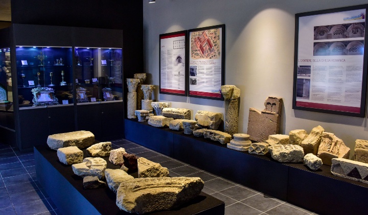 Sala con numerosi manufatti architettonici