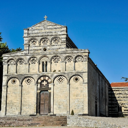 Prospetto frontale della cattedrale in stile romanico (foto Ivo Piras)