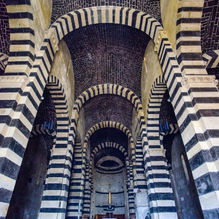 La navata centrale coperta da volte a crociera in pietra nera vulcanica (foto Ivo Piras)