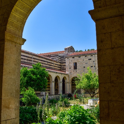 Il Monastero Benedettino, col giardino interno (foto Ivo Piras)