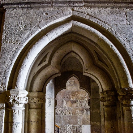 Ambone, in stile gotico, addossato al terzo pilastro di destra (foto Ivo Piras)