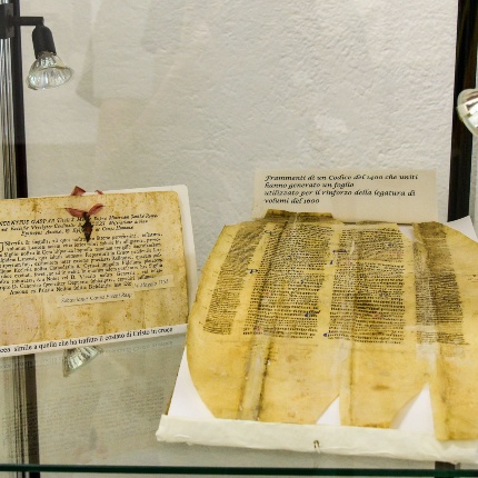 Documenti restaurati ed esposti nel museo del Monastero (foto Ivo Piras)